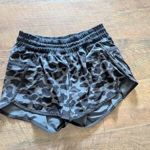 Lululemon Tracker Shorts Cherry Cheetah Dark Slate Leopard Size 4